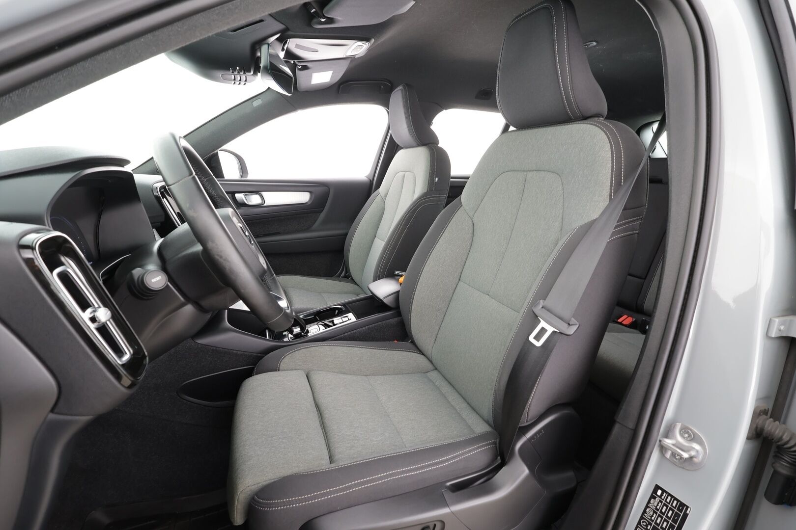 Volvo XC40 2024 T5 TwE Plus Dark aut * ACC / LED / P.kamera / Navi / Kaistavahti / Digimittaristo / Keyless * - 1-om Suomi-auto / 2x Latauskaapelit / Kahdet renkaat aluvanteilla / Merkkihuollot 