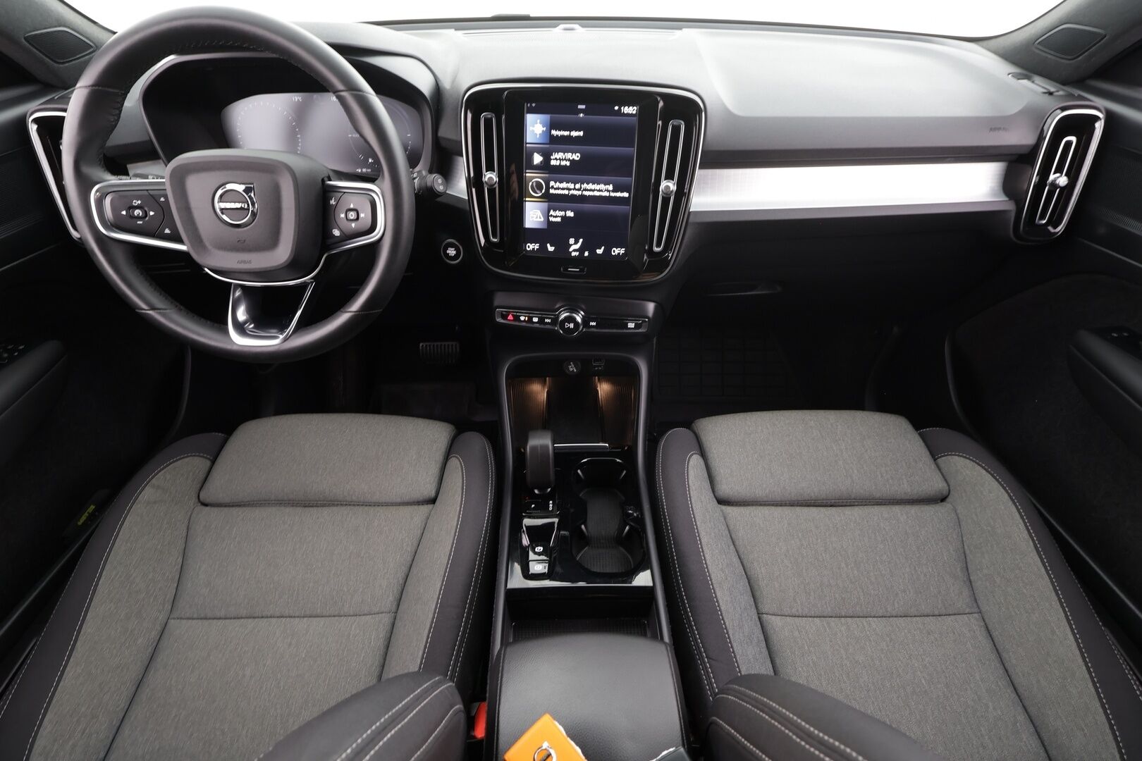 Volvo XC40 2024 T5 TwE Plus Dark aut * ACC / LED / P.kamera / Navi / Kaistavahti / Digimittaristo / Keyless * - 1-om Suomi-auto / 2x Latauskaapelit / Kahdet renkaat aluvanteilla / Merkkihuollot 