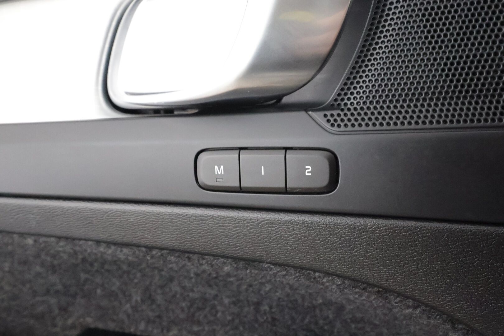 Volvo XC40 2024 T5 TwE Plus Dark aut * ACC / LED / P.kamera / Navi / Kaistavahti / Digimittaristo / Keyless * - 1-om Suomi-auto / 2x Latauskaapelit / Kahdet renkaat aluvanteilla / Merkkihuollot 