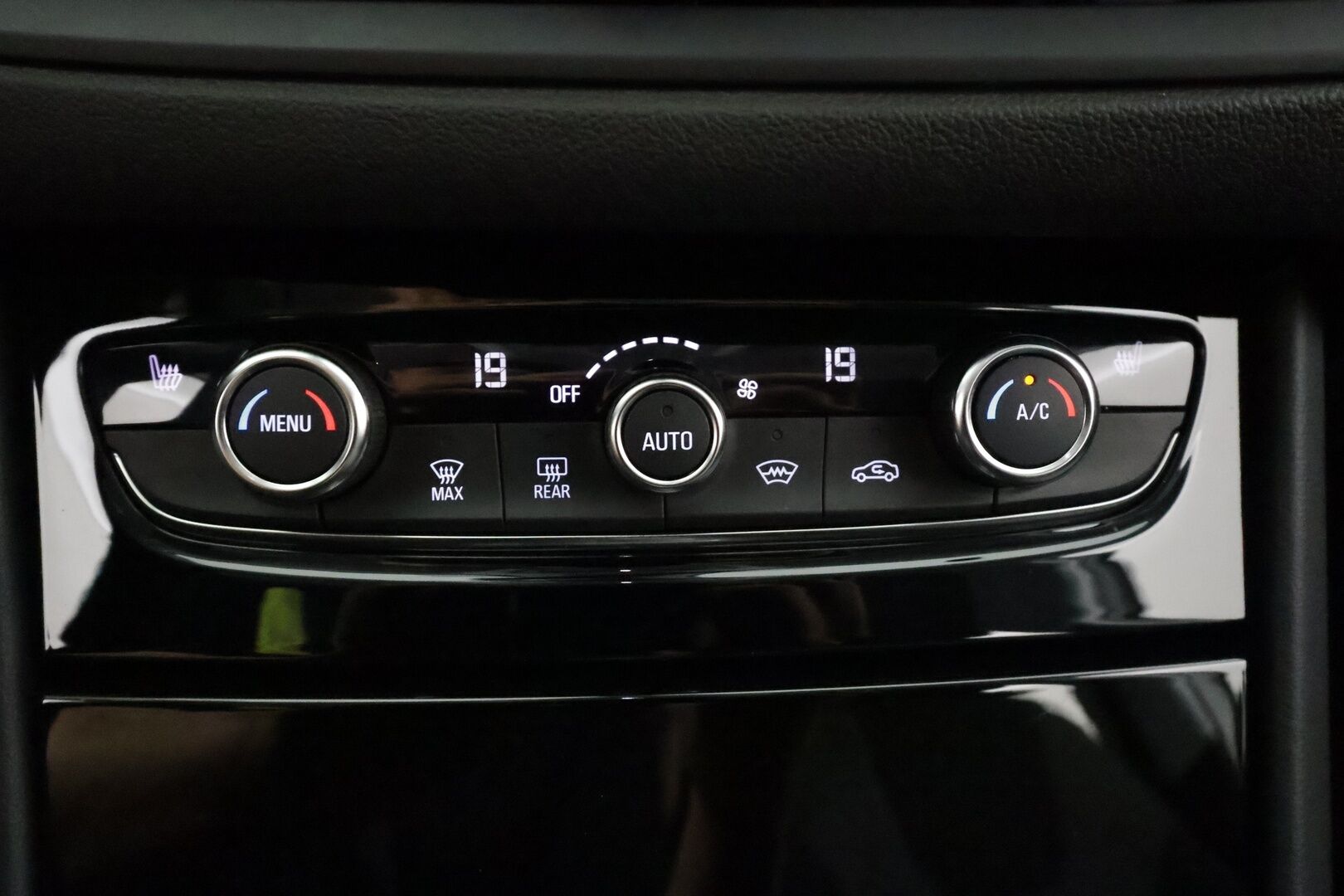 Opel Grandland 2023 Design&Tech 225 PHEV FWD A8 - | ACC | Lane Assist | BSM | P.kamera | Navi | Digimittaristo | LED | Apple & Android | Lämm. ratti | Lämm. tuulilasi | 2x renkaat aluin | 