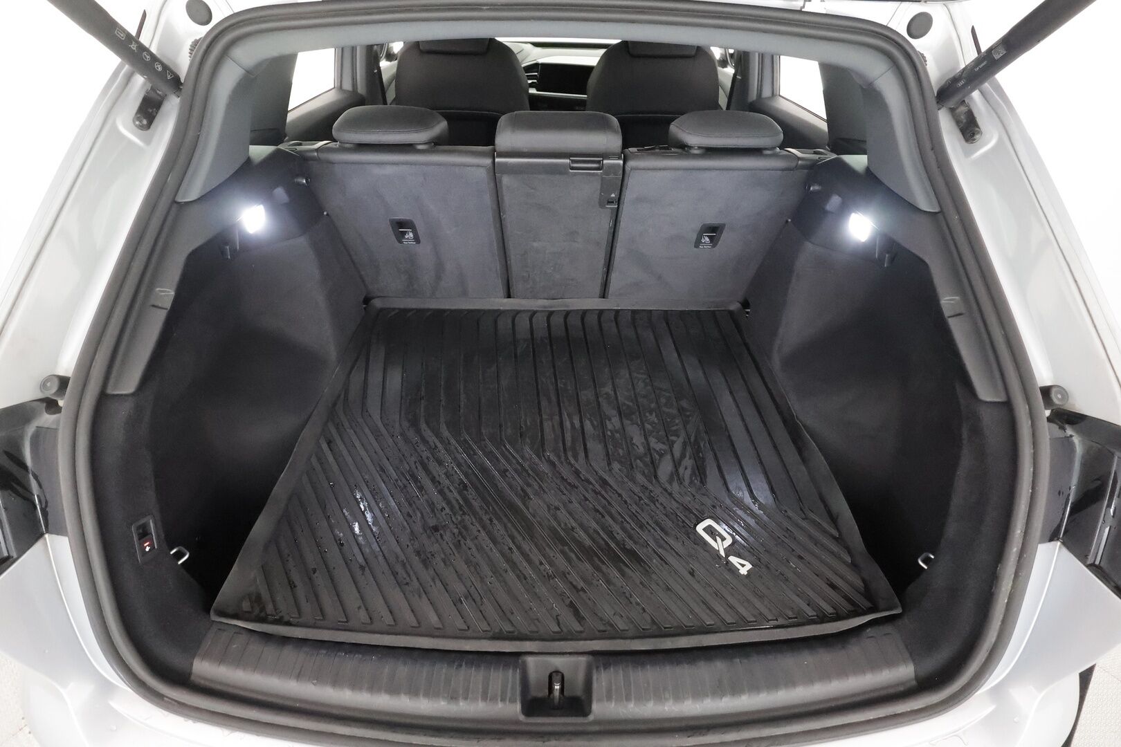 Audi Q4 e-tron 2023 50 e-tron quattro - 1OM Suomiauto | Koukku | Sonos Audio | HUD | ACC | Matrix LED | Sporttipenkit | Merkkihuollettu | Navi | Akuston esilämmitys | Huippuvarusteet!