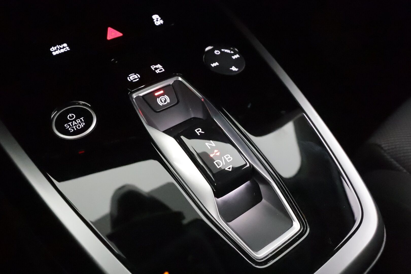 Audi Q4 e-tron 2023 50 e-tron quattro - 1OM Suomiauto | Koukku | Sonos Audio | HUD | ACC | Matrix LED | Sporttipenkit | Merkkihuollettu | Navi | Akuston esilämmitys | Huippuvarusteet!