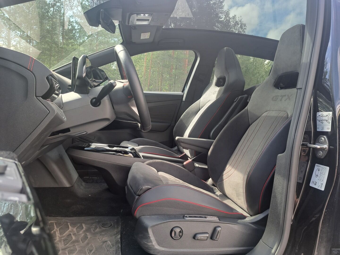 Volkswagen ID.5 2023 GTX Dual Motor AWD Business Max, akku 77 kWh **Huippuvarusteet! / HUD / Lämpöpumppu / Sporttipenkit / Lasikatto / TULOSSA** - 3,99 % KORKOTARJOUS TÄHÄN AUTOON - 