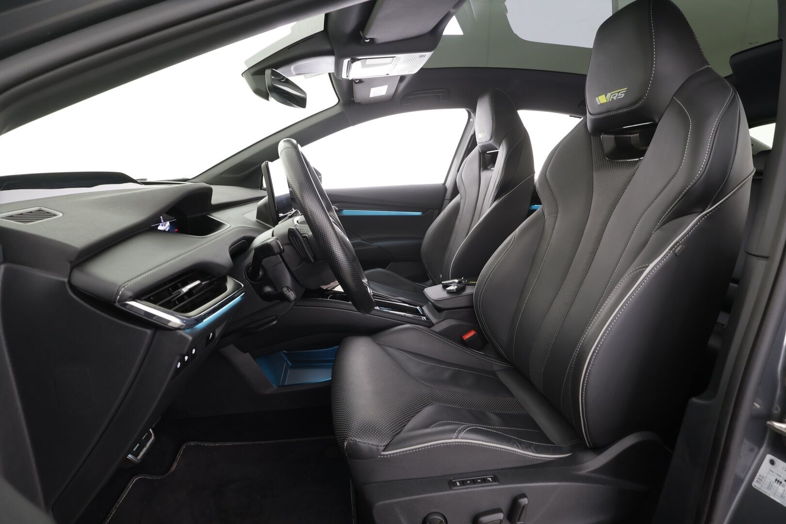 Skoda Enyaq 2023 Coupe 80x 4x4 RS iV * ACC / ILP / Hierova Muistipenkki / Matrix / Lasikatto / HUD / Canton / 360 / Koukku * - 2x Latauskaapelit / Akku kuntotarkastettu / Kahdet renkaat aluvanteilla