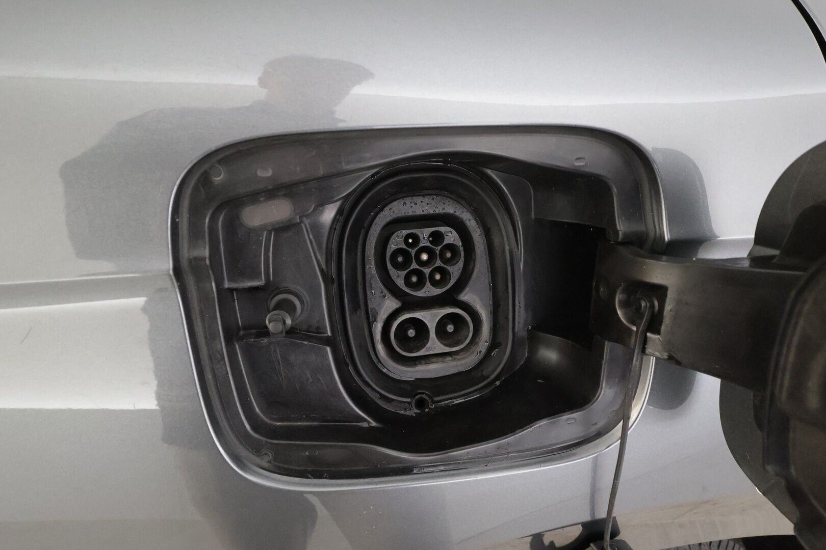 Skoda Enyaq 2023 Coupe 80x 4x4 RS iV * ACC / ILP / Hierova Muistipenkki / Matrix / Lasikatto / HUD / Canton / 360 / Koukku * - 2x Latauskaapelit / Akku kuntotarkastettu / Kahdet renkaat aluvanteilla