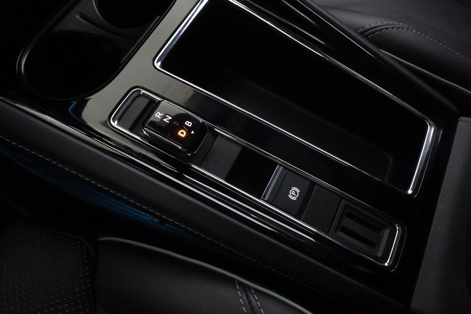 Skoda Enyaq 2023 Coupe 80x 4x4 RS iV * ACC / ILP / Hierova Muistipenkki / Matrix / Lasikatto / HUD / Canton / 360 / Koukku * - 2x Latauskaapelit / Akku kuntotarkastettu / Kahdet renkaat aluvanteilla