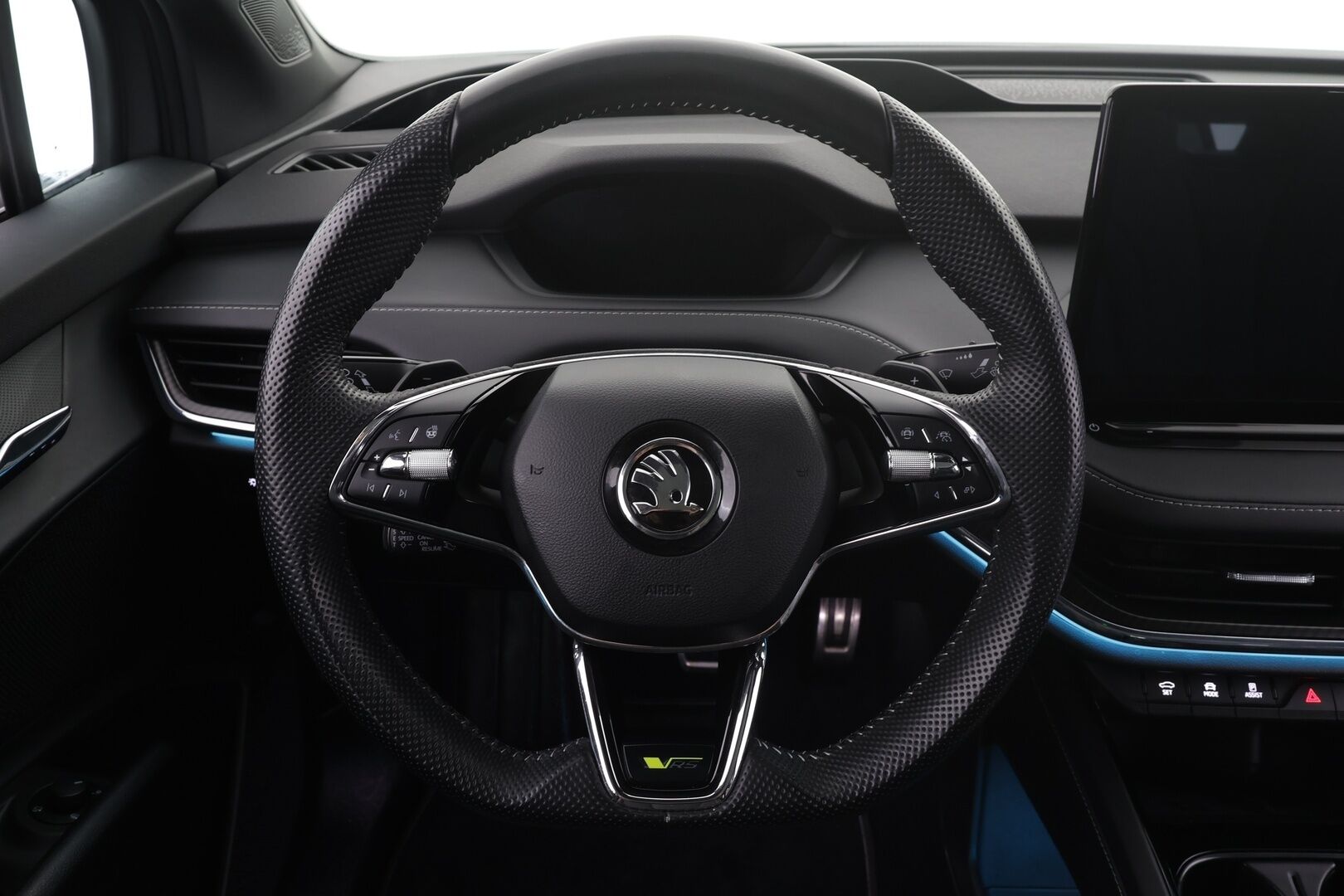 Skoda Enyaq 2023 Coupe 80x 4x4 RS iV * ACC / ILP / Hierova Muistipenkki / Matrix / Lasikatto / HUD / Canton / 360 / Koukku * - 2x Latauskaapelit / Akku kuntotarkastettu / Kahdet renkaat aluvanteilla