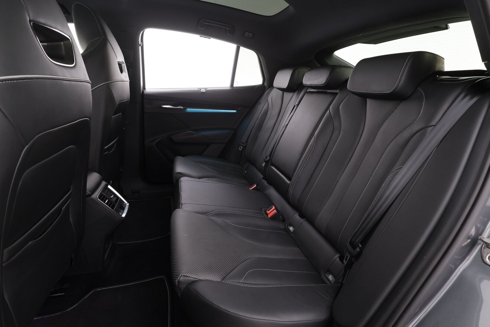 Skoda Enyaq 2023 Coupe 80x 4x4 RS iV * ACC / ILP / Hierova Muistipenkki / Matrix / Lasikatto / HUD / Canton / 360 / Koukku * - 2x Latauskaapelit / Akku kuntotarkastettu / Kahdet renkaat aluvanteilla