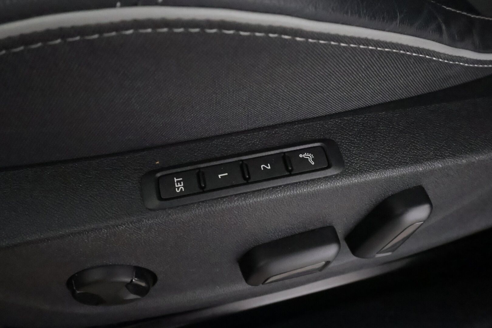 Skoda Enyaq 2023 Coupe 80x 4x4 RS iV * ACC / ILP / Hierova Muistipenkki / Matrix / Lasikatto / HUD / Canton / 360 / Koukku * - 2x Latauskaapelit / Akku kuntotarkastettu / Kahdet renkaat aluvanteilla