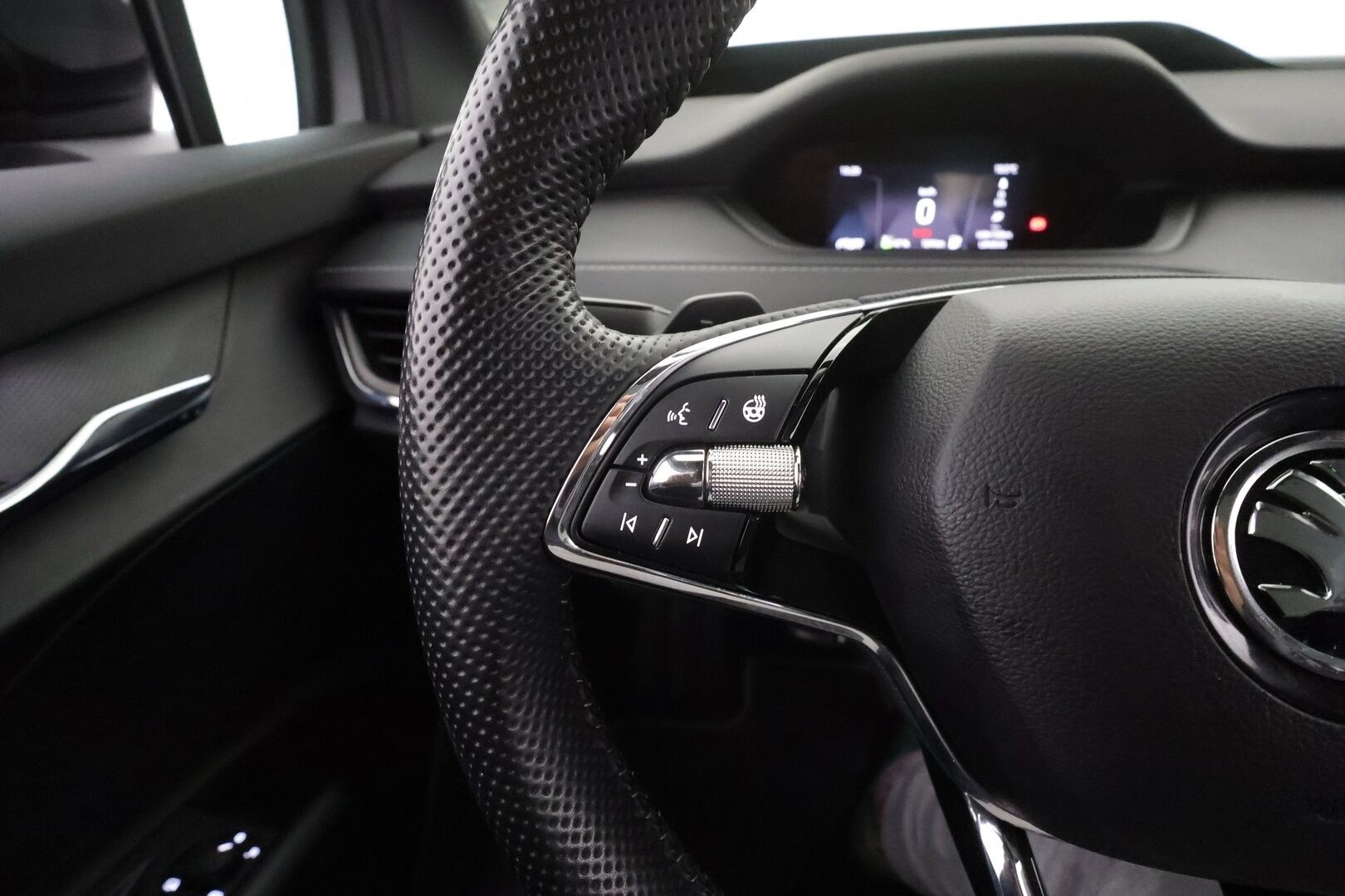 Skoda Enyaq 2023 Coupe 80x 4x4 RS iV * ACC / ILP / Hierova Muistipenkki / Matrix / Lasikatto / HUD / Canton / 360 / Koukku * - 2x Latauskaapelit / Akku kuntotarkastettu / Kahdet renkaat aluvanteilla