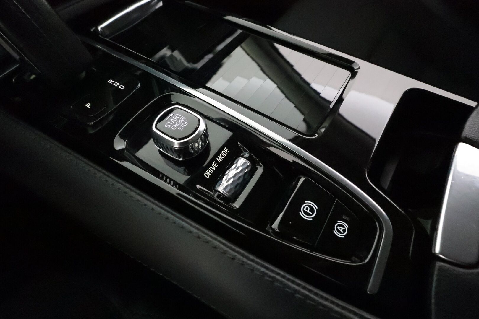 Volvo V60 2020 T6 TwE AWD Momentum aut **Webasto / Koukku / ACC / LED / P.Tutkat / Navi / Kaistavahti / KeylessGO** - 2x Latauskaapelit / Kahdet Renkaat 