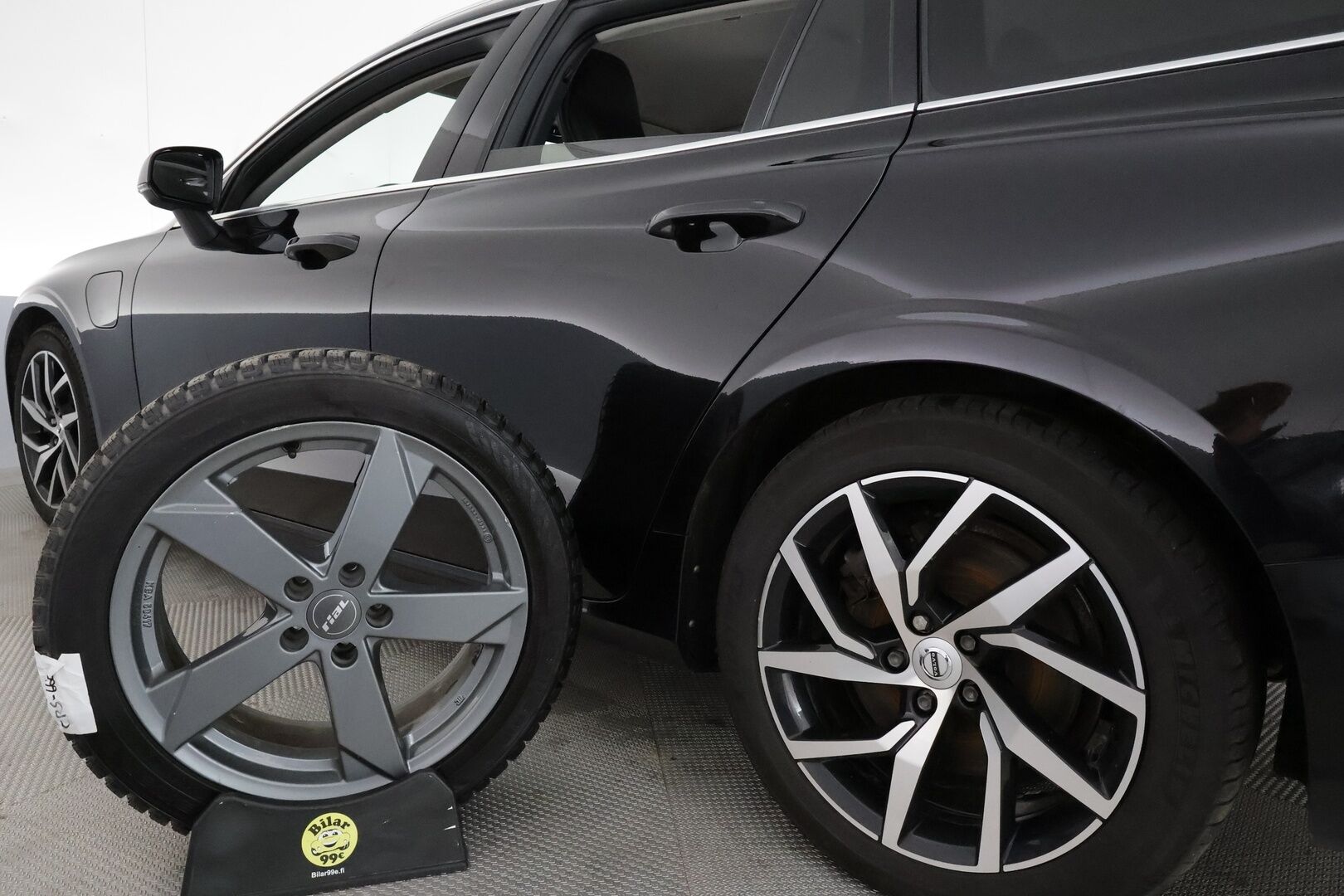 Volvo V60 2020 T6 TwE AWD Momentum aut **Webasto / Koukku / ACC / LED / P.Tutkat / Navi / Kaistavahti / KeylessGO** - 2x Latauskaapelit / Kahdet Renkaat 