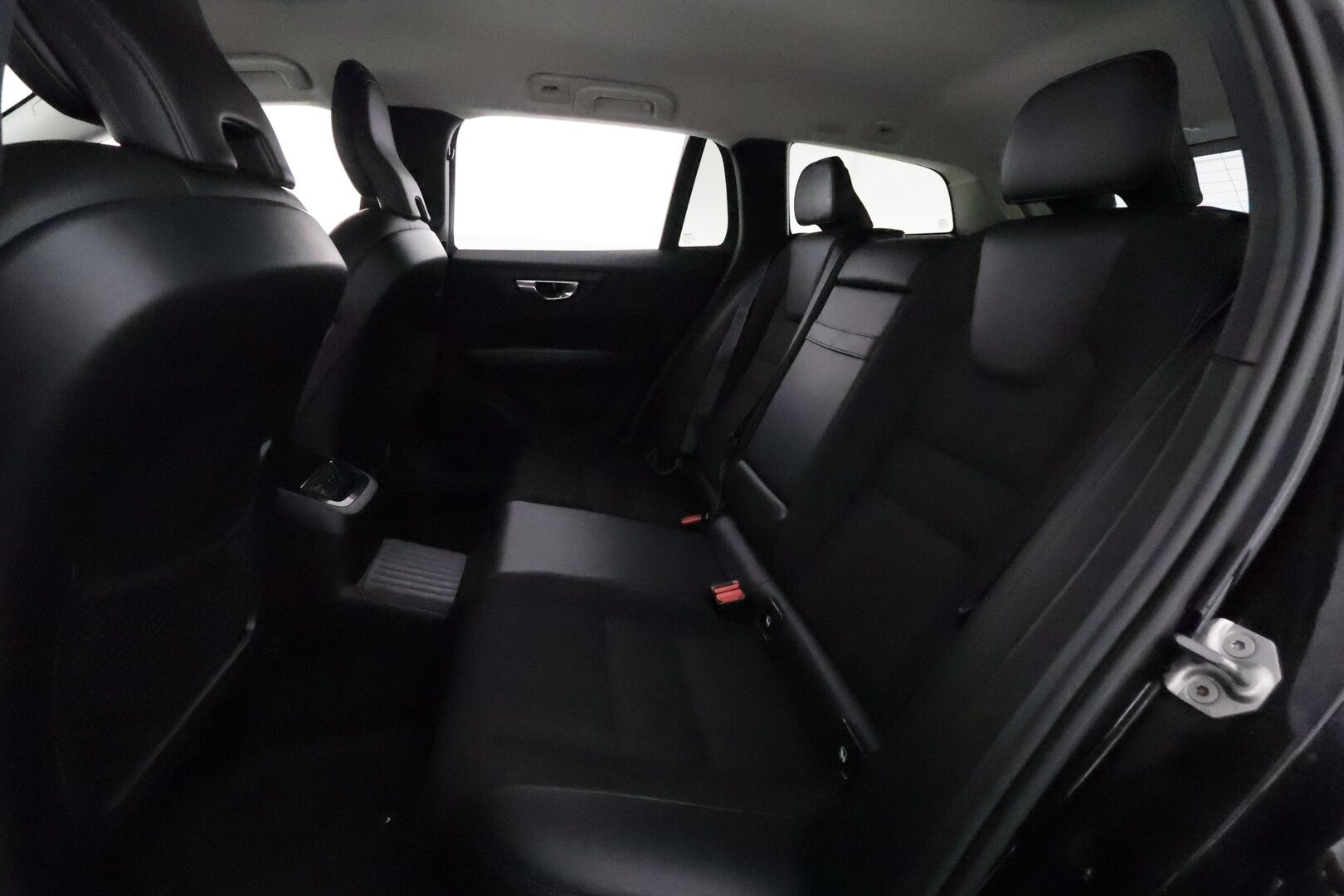 Volvo V60 2020 T6 TwE AWD Momentum aut **Webasto / Koukku / ACC / LED / P.Tutkat / Navi / Kaistavahti / KeylessGO** - 2x Latauskaapelit / Kahdet Renkaat 