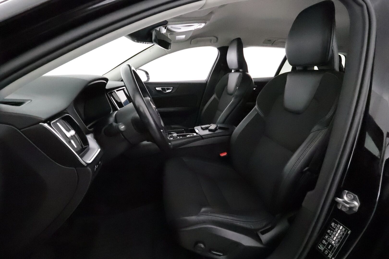 Volvo V60 2020 T6 TwE AWD Momentum aut **Webasto / Koukku / ACC / LED / P.Tutkat / Navi / Kaistavahti / KeylessGO** - 2x Latauskaapelit / Kahdet Renkaat 