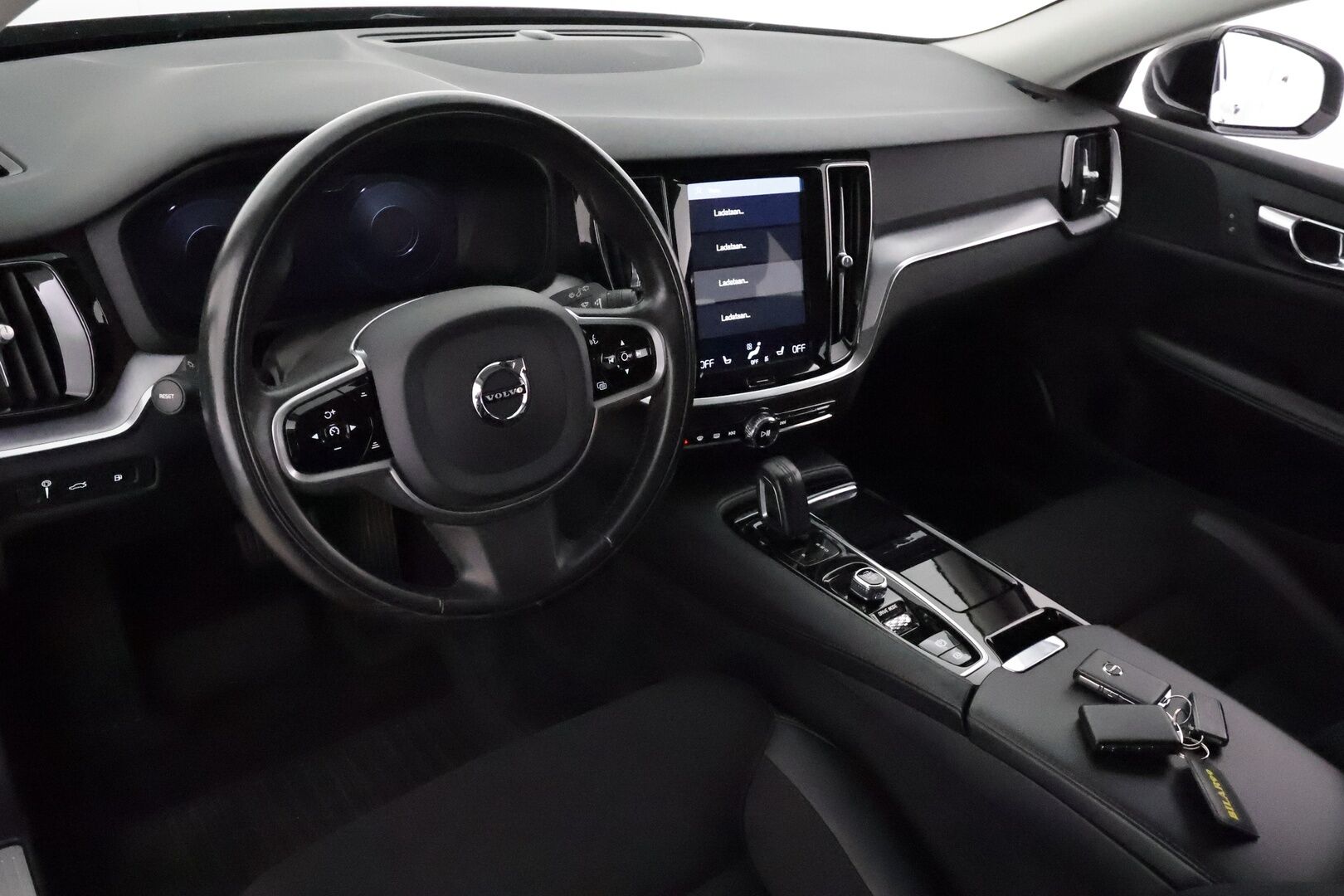 Volvo V60 2020 T6 TwE AWD Momentum aut **Webasto / Koukku / ACC / LED / P.Tutkat / Navi / Kaistavahti / KeylessGO** - 2x Latauskaapelit / Kahdet Renkaat 