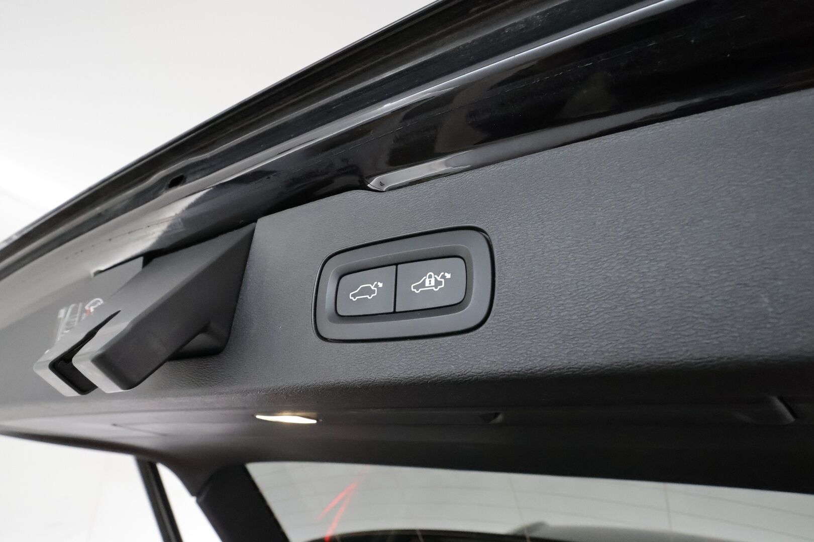 Volvo V60 2020 T6 TwE AWD Momentum aut **Webasto / Koukku / ACC / LED / P.Tutkat / Navi / Kaistavahti / KeylessGO** - 2x Latauskaapelit / Kahdet Renkaat 