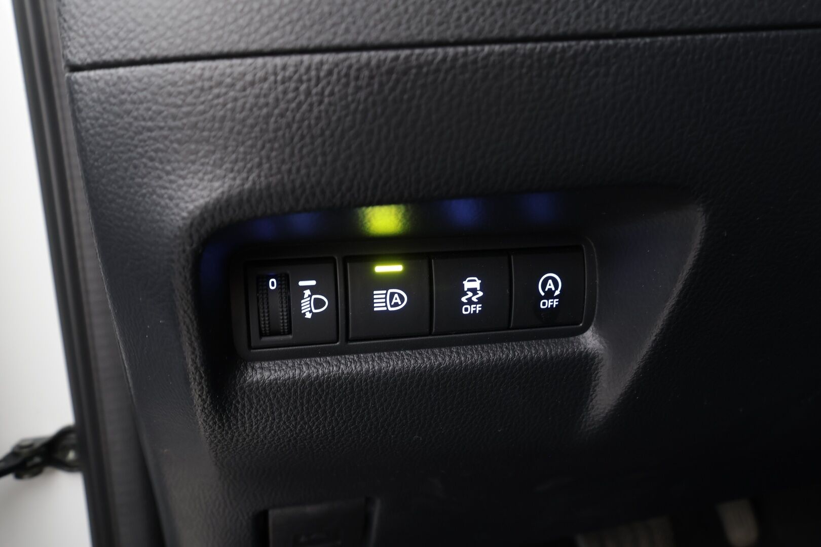 Toyota Aygo X 2024 1,0 VVT-i Play Edition Multidrive S * Suomi-auto / ACC / P.kamera / LED / Ratinlämmitin * - Kahdet renkaat aluvanteilla / Merkkihuollettu