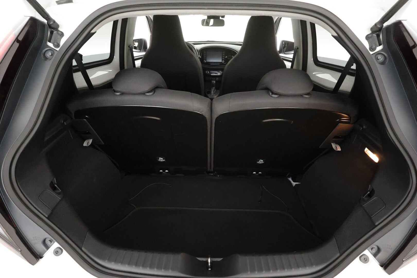 Toyota Aygo X 2024 1,0 VVT-i Play Edition Multidrive S * Suomi-auto / ACC / P.kamera / LED / Ratinlämmitin * - Kahdet renkaat aluvanteilla / Merkkihuollettu