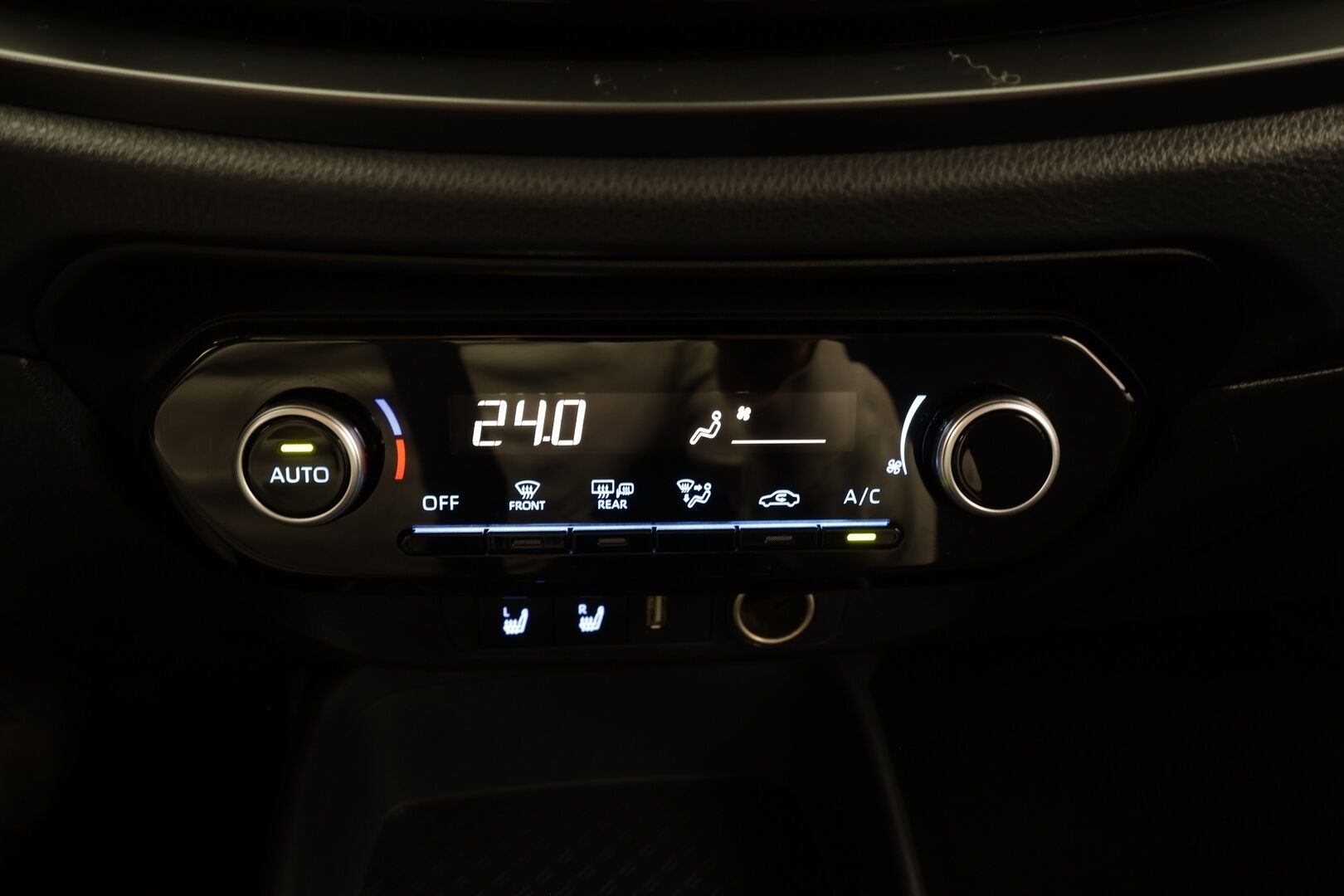 Toyota Aygo X 2024 1,0 VVT-i Play Edition Multidrive S * Suomi-auto / ACC / P.kamera / LED / Ratinlämmitin * - Kahdet renkaat aluvanteilla / Merkkihuollettu