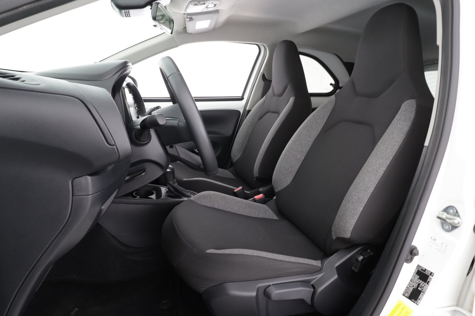 Toyota Aygo X 2024 1,0 VVT-i Play Edition Multidrive S * Suomi-auto / ACC / P.kamera / LED / Ratinlämmitin * - Kahdet renkaat aluvanteilla / Merkkihuollettu