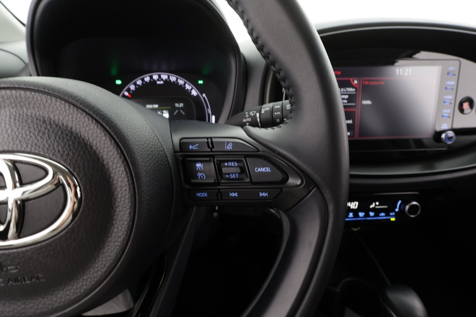 Toyota Aygo X 2024 1,0 VVT-i Play Edition Multidrive S * Suomi-auto / ACC / P.kamera / LED / Ratinlämmitin * - Kahdet renkaat aluvanteilla / Merkkihuollettu