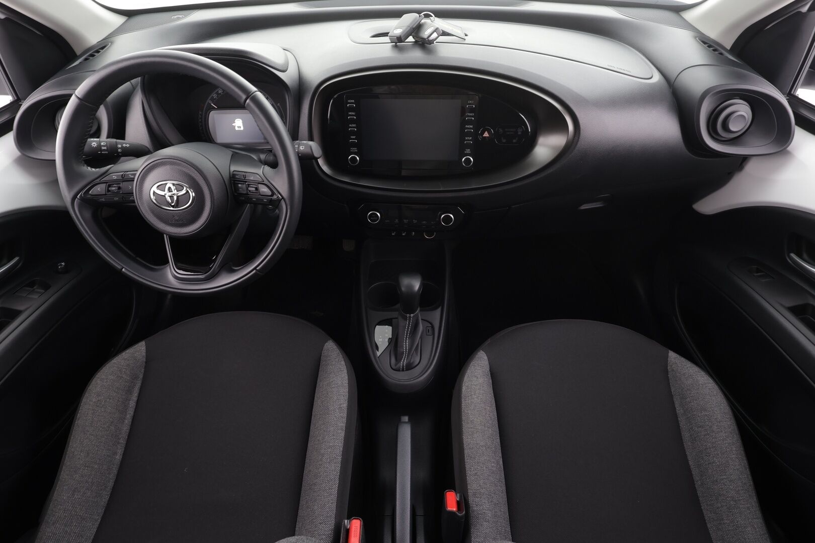 Toyota Aygo X 2024 1,0 VVT-i Play Edition Multidrive S * Suomi-auto / ACC / P.kamera / LED / Ratinlämmitin * - Kahdet renkaat aluvanteilla / Merkkihuollettu