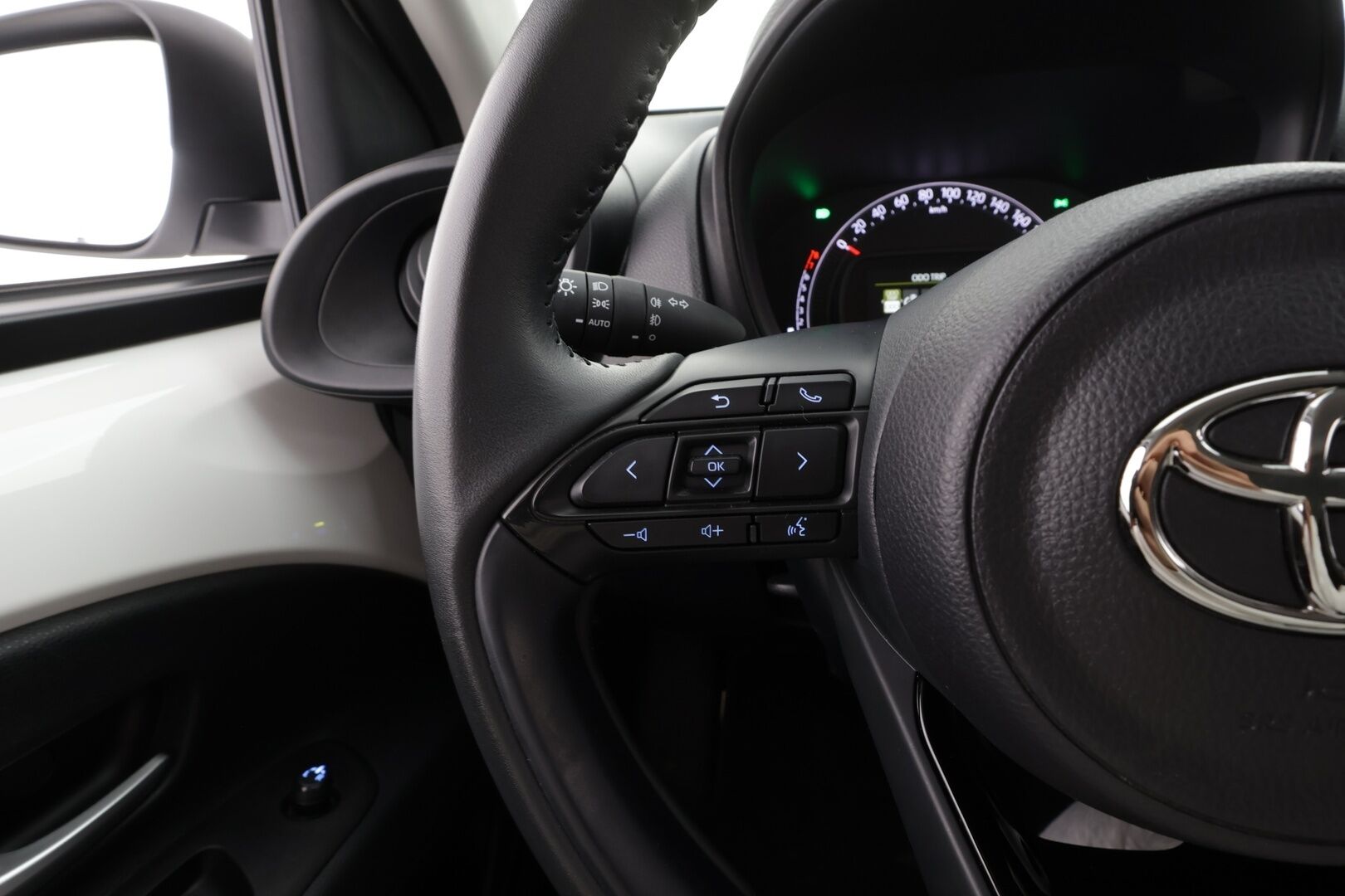 Toyota Aygo X 2024 1,0 VVT-i Play Edition Multidrive S * Suomi-auto / ACC / P.kamera / LED / Ratinlämmitin * - Kahdet renkaat aluvanteilla / Merkkihuollettu