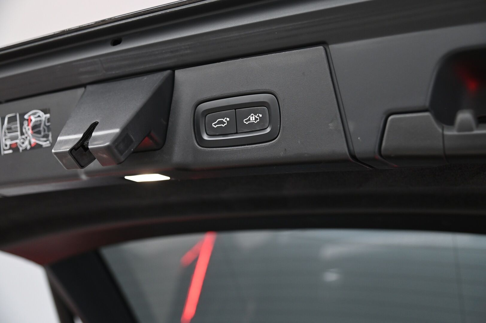 Volvo V90 2021 T6 TwE AWD Business Inscription Expression aut. * ACC / H&K / Webasto / Pilot assist / Kessy / Kamera / Apple&Android / Koukku * - Lämpöratti / Penkinlämmitys edessä ja takana / Hybridi akusto uusittu 10/2025 / Hyvät nastarenkaat / Navi / Sähkökontti - Osta nyt, maksa vasta ensi vuonna