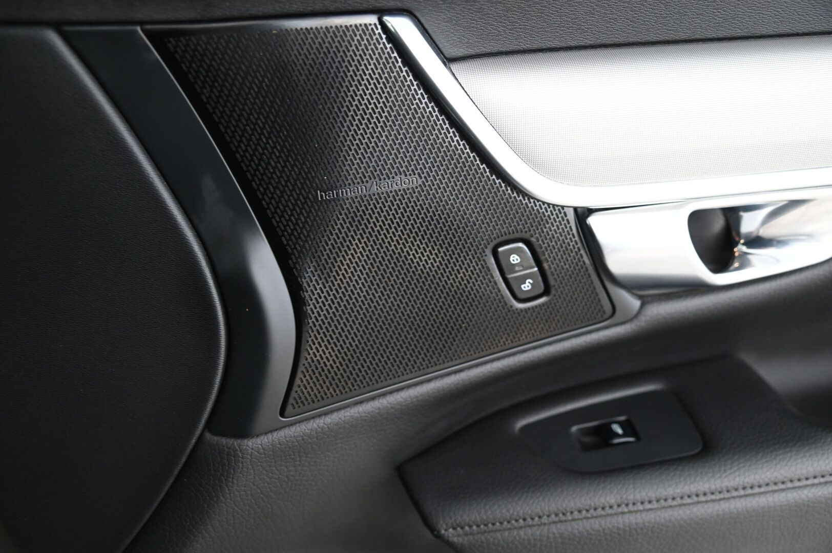 Volvo V90 2021 T6 TwE AWD Business Inscription Expression aut. * ACC / H&K / Webasto / Pilot assist / Kessy / Kamera / Apple&Android / Koukku * - Lämpöratti / Penkinlämmitys edessä ja takana / Hybridi akusto uusittu 10/2025 / Hyvät nastarenkaat / Navi / Sähkökontti - Osta nyt, maksa vasta ensi vuonna