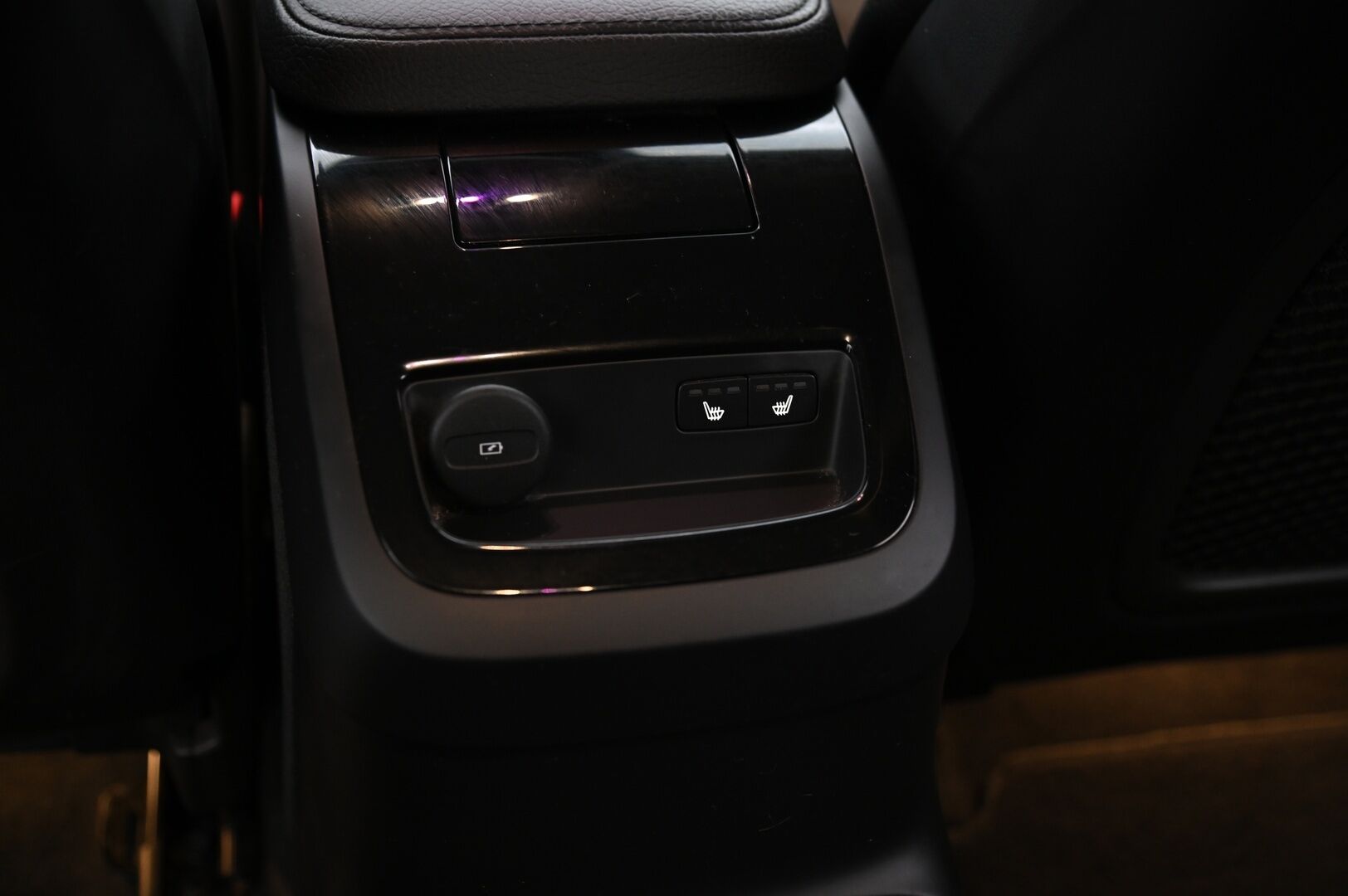 Volvo V90 2021 T6 TwE AWD Business Inscription Expression aut. * ACC / H&K / Webasto / Pilot assist / Kessy / Kamera / Apple&Android / Koukku * - Lämpöratti / Penkinlämmitys edessä ja takana / Hybridi akusto uusittu 10/2025 / Hyvät nastarenkaat / Navi / Sähkökontti