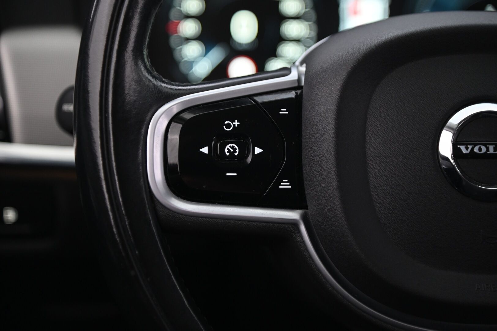 Volvo V90 2021 T6 TwE AWD Business Inscription Expression aut. * ACC / H&K / Webasto / Pilot assist / Kessy / Kamera / Apple&Android / Koukku * - Lämpöratti / Penkinlämmitys edessä ja takana / Hybridi akusto uusittu 10/2025 / Hyvät nastarenkaat / Navi / Sähkökontti