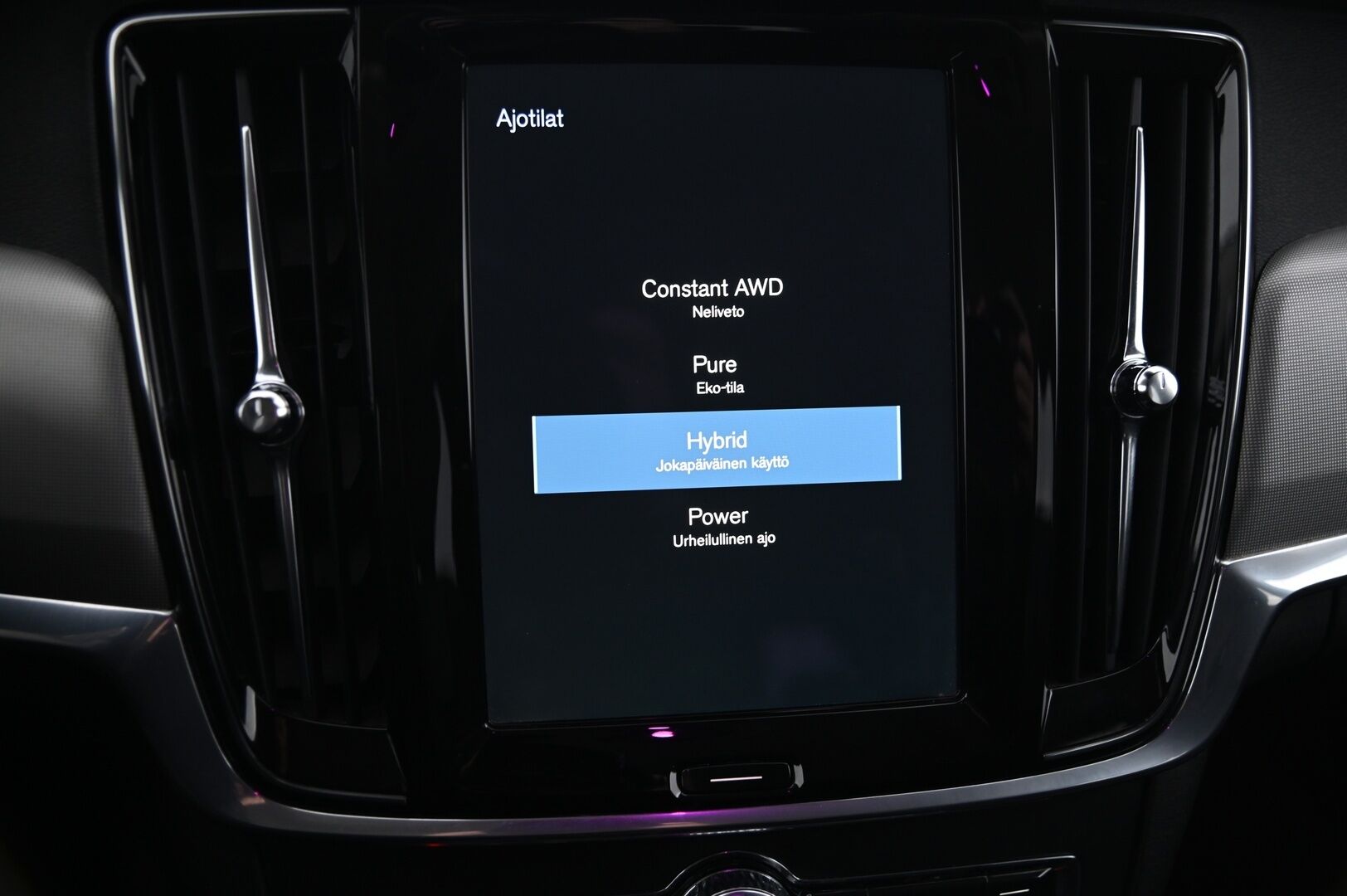 Volvo V90 2021 T6 TwE AWD Business Inscription Expression aut. * ACC / H&K / Webasto / Pilot assist / Kessy / Kamera / Apple&Android / Koukku * - Lämpöratti / Penkinlämmitys edessä ja takana / Hybridi akusto uusittu 10/2025 / Hyvät nastarenkaat / Navi / Sähkökontti - Osta nyt, maksa vasta ensi vuonna