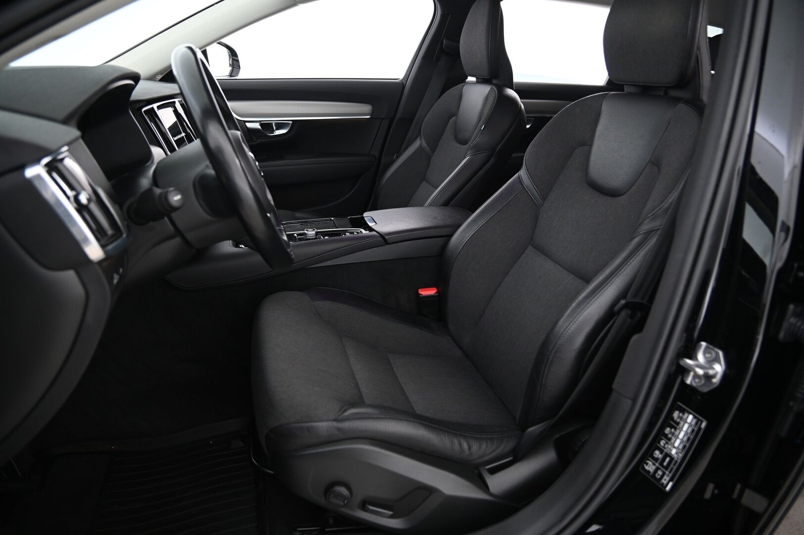 Volvo V90 2021 T6 TwE AWD Business Inscription Expression aut. * ACC / H&K / Webasto / Pilot assist / Kessy / Kamera / Apple&Android / Koukku * - Lämpöratti / Penkinlämmitys edessä ja takana / Hybridi akusto uusittu 10/2025 / Hyvät nastarenkaat / Navi / Sähkökontti - Osta nyt, maksa vasta ensi vuonna