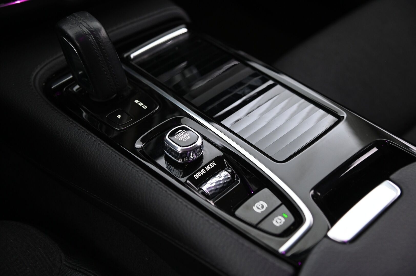 Volvo V90 2021 T6 TwE AWD Business Inscription Expression aut. * ACC / H&K / Webasto / Pilot assist / Kessy / Kamera / Apple&Android / Koukku * - Lämpöratti / Penkinlämmitys edessä ja takana / Hybridi akusto uusittu 10/2025 / Hyvät nastarenkaat / Navi / Sähkökontti - Osta nyt, maksa vasta ensi vuonna