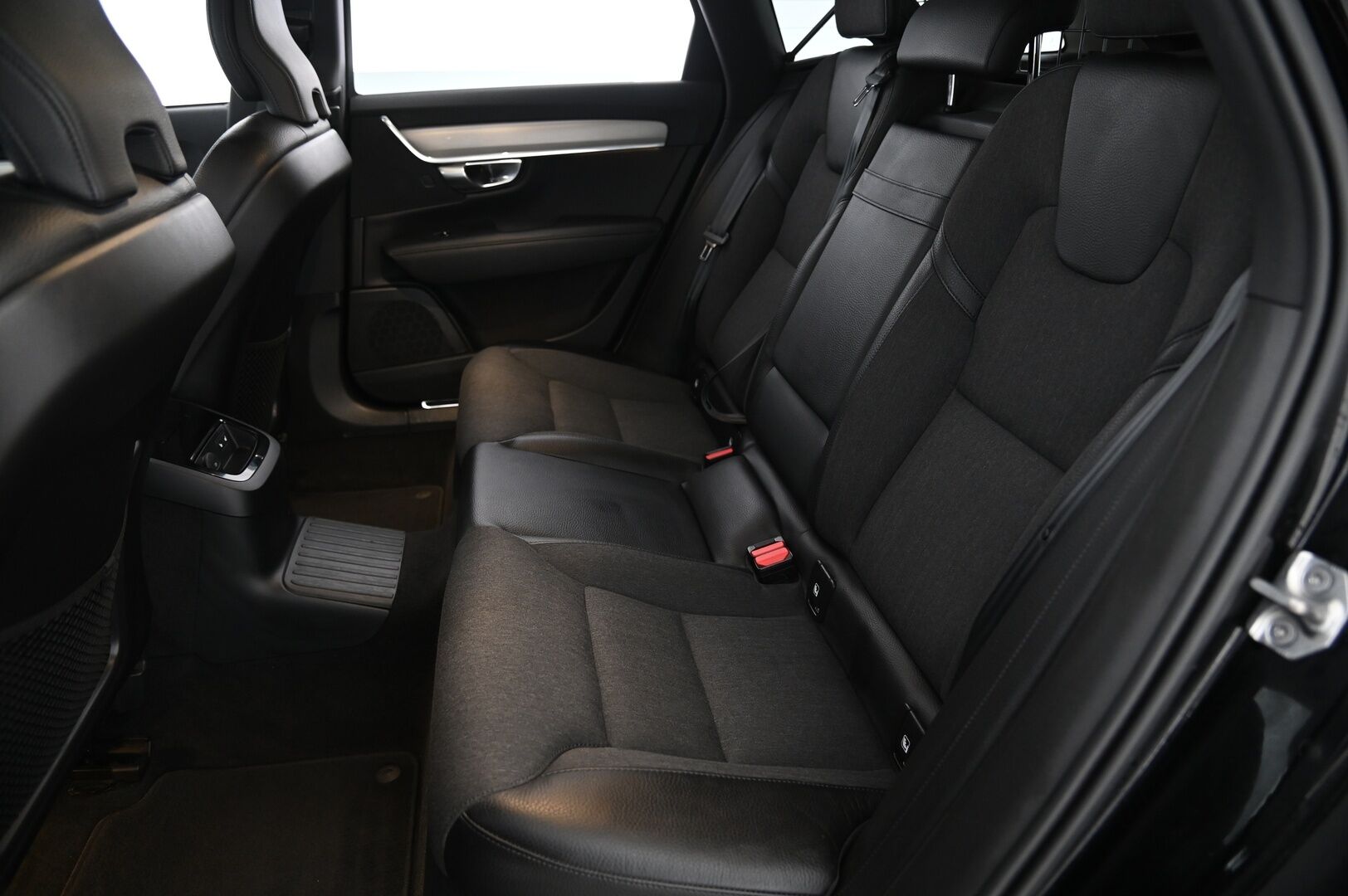 Volvo V90 2021 T6 TwE AWD Business Inscription Expression aut. * ACC / H&K / Webasto / Pilot assist / Kessy / Kamera / Apple&Android / Koukku * - Lämpöratti / Penkinlämmitys edessä ja takana / Hybridi akusto uusittu 10/2025 / Hyvät nastarenkaat / Navi / Sähkökontti