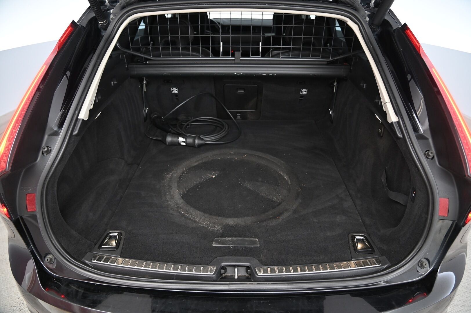 Volvo V90 2021 T6 TwE AWD Business Inscription Expression aut. * ACC / H&K / Webasto / Pilot assist / Kessy / Kamera / Apple&Android / Koukku * - Lämpöratti / Penkinlämmitys edessä ja takana / Hybridi akusto uusittu 10/2025 / Hyvät nastarenkaat / Navi / Sähkökontti - Osta nyt, maksa vasta ensi vuonna