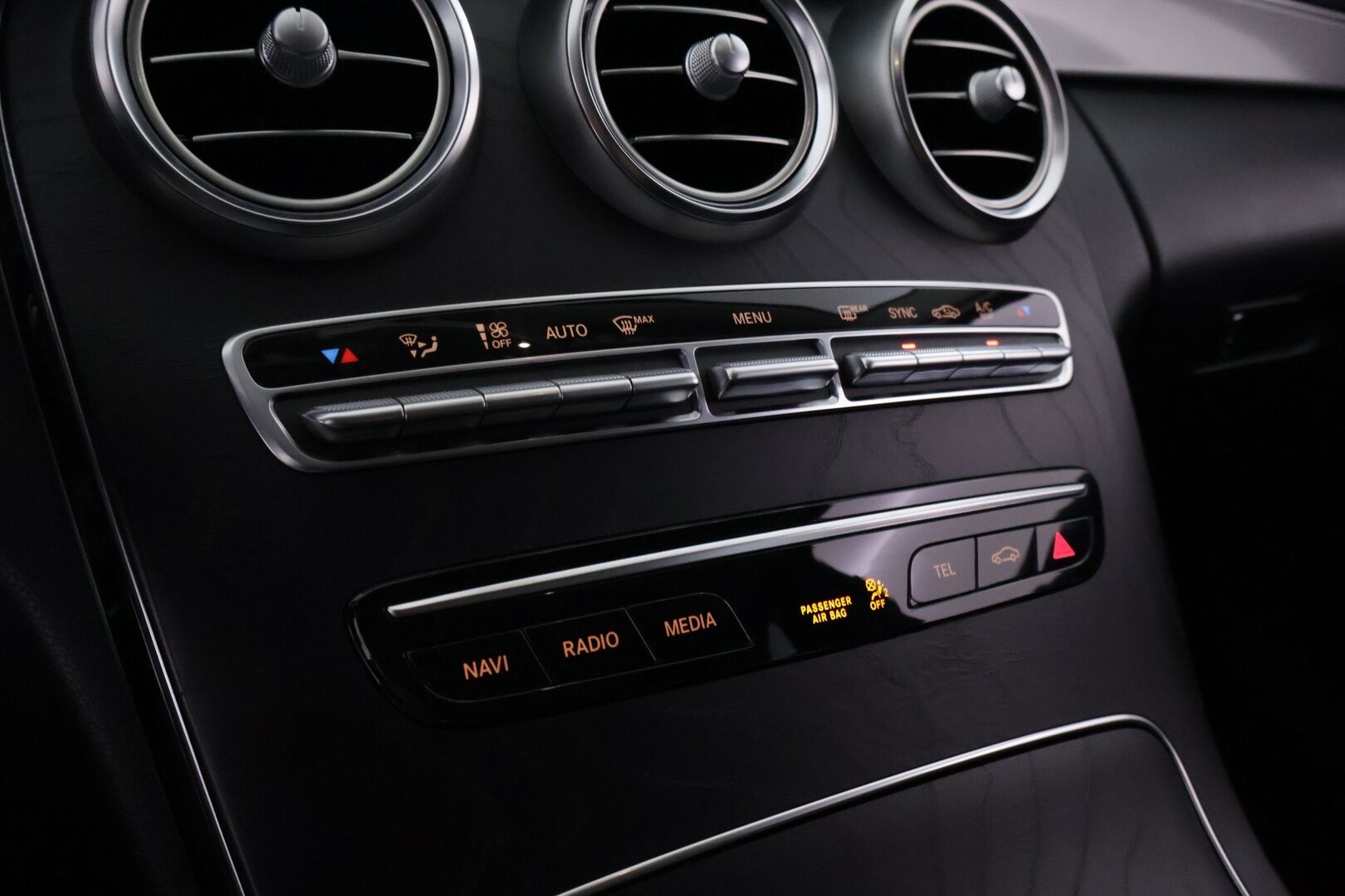 Mercedes-Benz C 2019 220 d A Business *DTR+ / Peruutuskamera / Vetokoukku / Comand-navi / Sporttipenkit / 2x Renkaat ja vanteet* - Huippukuntoiset talvirenkaat / Juuri huollettu / Facelift