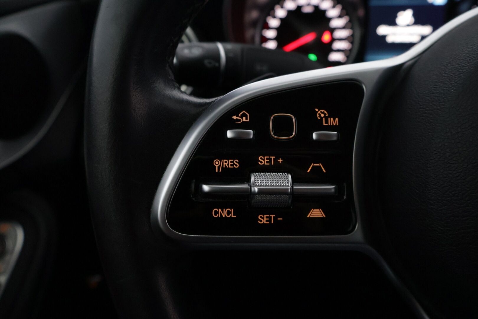 Mercedes-Benz C 2019 220 d A Business *DTR+ / Peruutuskamera / Vetokoukku / Comand-navi / Sporttipenkit / 2x Renkaat ja vanteet* - Huippukuntoiset talvirenkaat / Juuri huollettu / Facelift