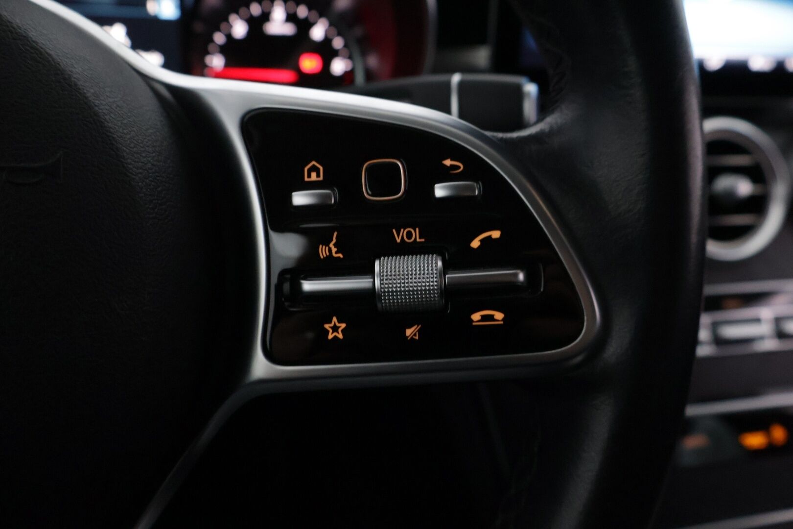 Mercedes-Benz C 2019 220 d A Business *DTR+ / Peruutuskamera / Vetokoukku / Comand-navi / Sporttipenkit / 2x Renkaat ja vanteet* - Huippukuntoiset talvirenkaat / Juuri huollettu / Facelift