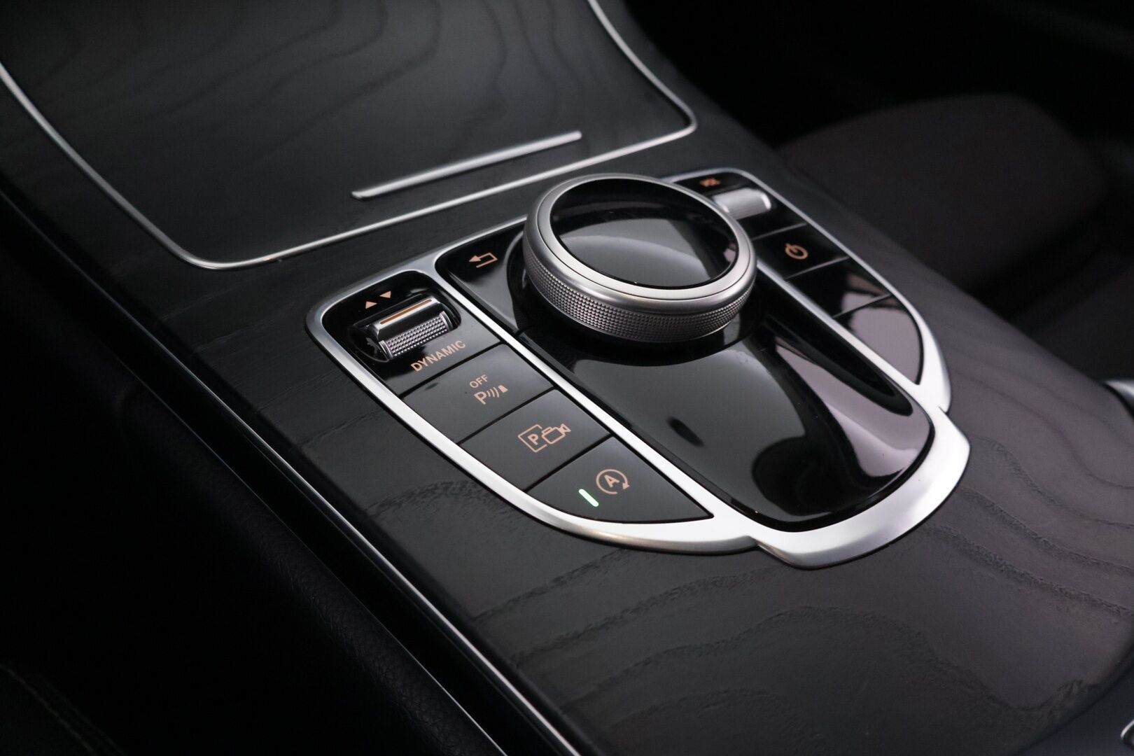 Mercedes-Benz C 2019 220 d A Business *DTR+ / Peruutuskamera / Vetokoukku / Comand-navi / Sporttipenkit / 2x Renkaat ja vanteet* - Huippukuntoiset talvirenkaat / Juuri huollettu / Facelift