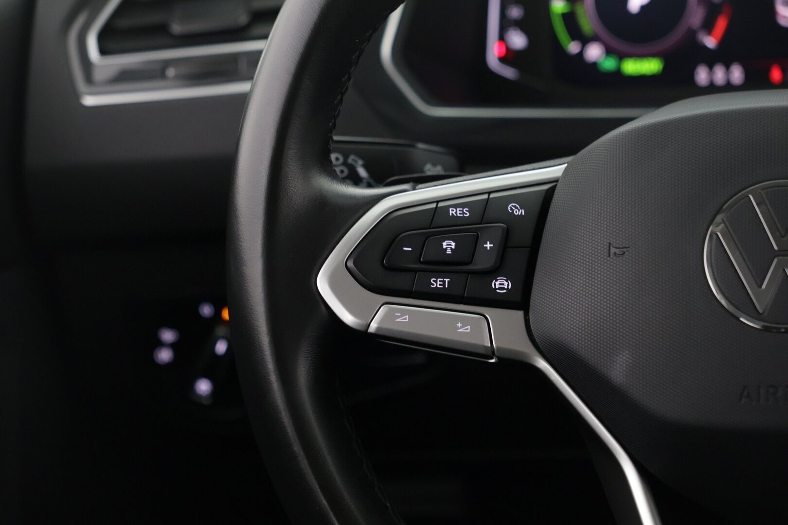 VOLKSWAGEN TIGUAN 2021 Style eHybrid 180 kW DSG-aut. - | Adapt.Vakkari | Hierovat Penkit | Digimittaristo | IQ-light | Kaistavahti | Peruutuskamera | Keyless | Sähköluukku | Vetokoukku |