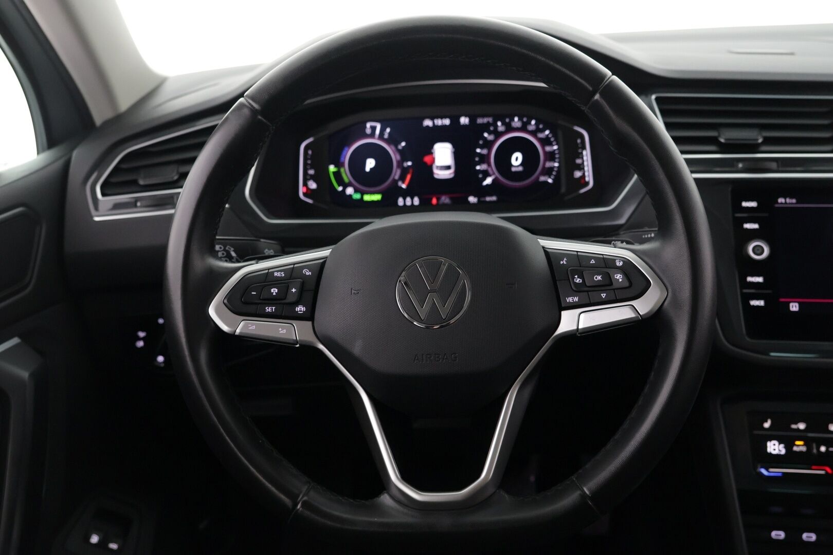 VOLKSWAGEN TIGUAN 2021 Style eHybrid 180 kW DSG-aut. - | Adapt.Vakkari | Hierovat Penkit | Digimittaristo | IQ-light | Kaistavahti | Peruutuskamera | Keyless | Sähköluukku | Vetokoukku |