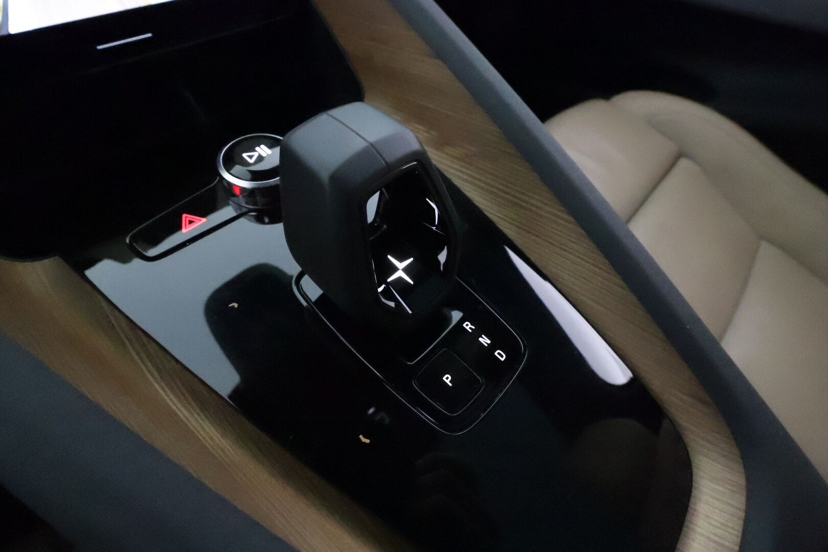 POLESTAR 2 2021 Long Range Dual Motor 300kW **Pilot&Plus / Koukku / Lasikatto / H&K / ACC / Pixel-LED / 360° / Ilmastoitu Muistipenkki** - 3,99 % KORKOTARJOUS TÄHÄN AUTOON 21.9. ASTI! - Sporttinahat / 2x Latauskaapelit / Kahdet Renkaat / **HARVINAINEN SISUSTA**