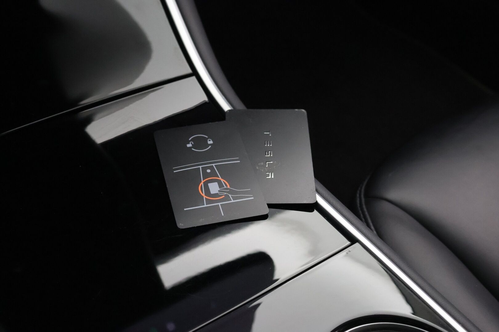 TESLA MODEL 3 2020 Standard Range Plus / Premium Audio / Nahkasisusta / Lasikatto / Peruutuskamera / Autopilot / Koukku - Vetokoukku / ACC / 2x renkaat - HULLUT AVAJAISHULINAT KORKOTARJOUS 3,29 %