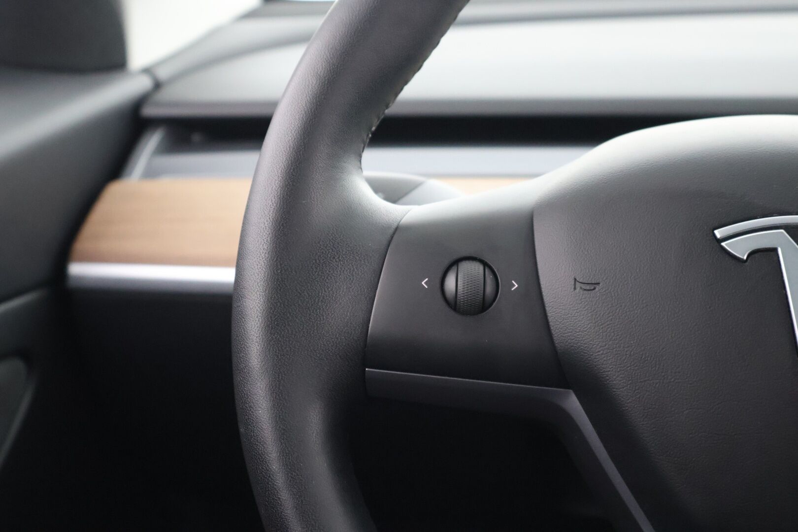 TESLA MODEL 3 2020 Standard Range Plus / Premium Audio / Nahkasisusta / Lasikatto / Peruutuskamera / Autopilot / Koukku - Vetokoukku / ACC / 2x renkaat - HULLUT AVAJAISHULINAT KORKOTARJOUS 3,29 %