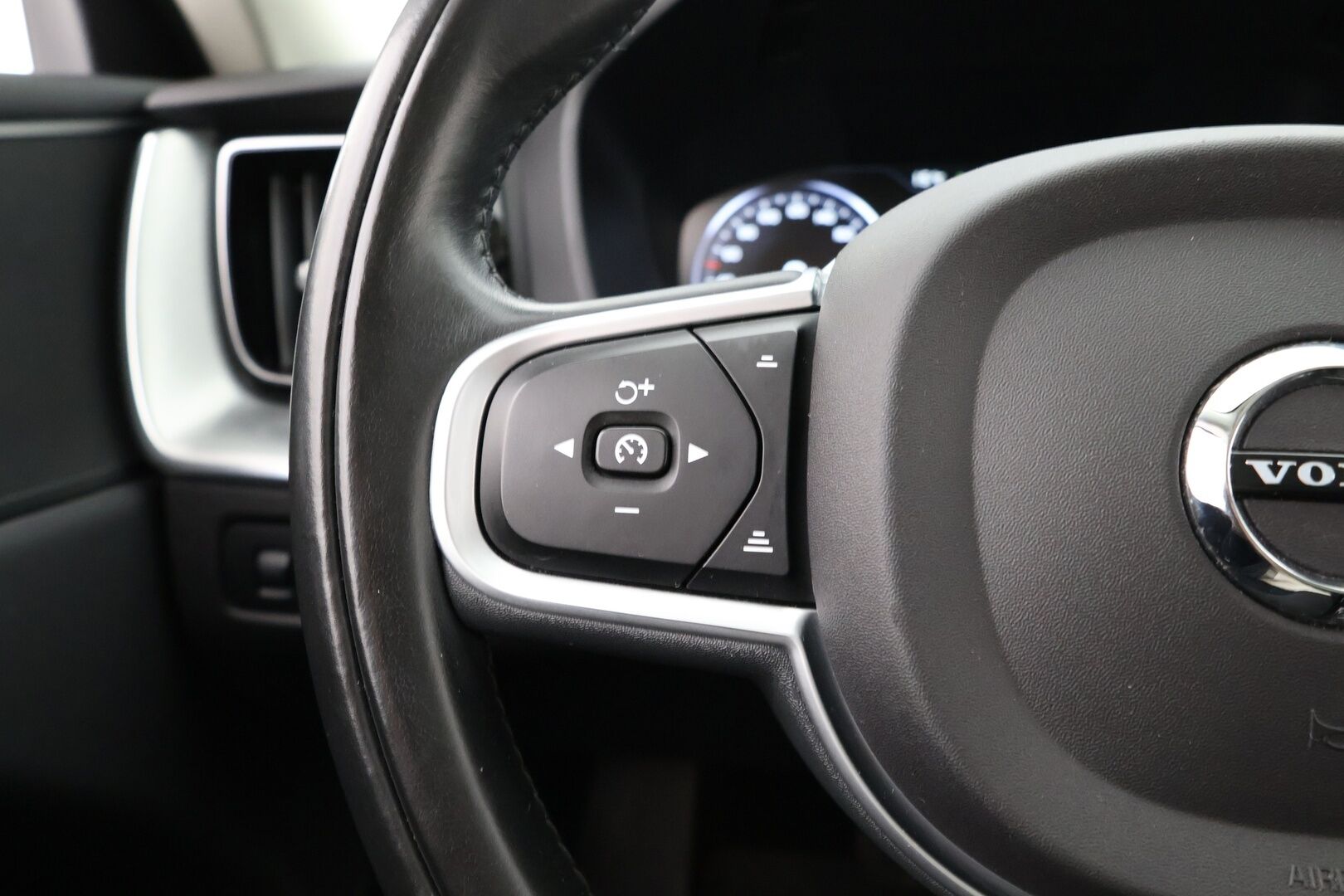 Volvo XC60 2020 T8 Recharge AWD Momentum aut. / Webasto / Panorama / Adapt.Vakkari / Vetokoukku / Peruutuskamera / Navi / Puolinahat / Nyt saatavilla!