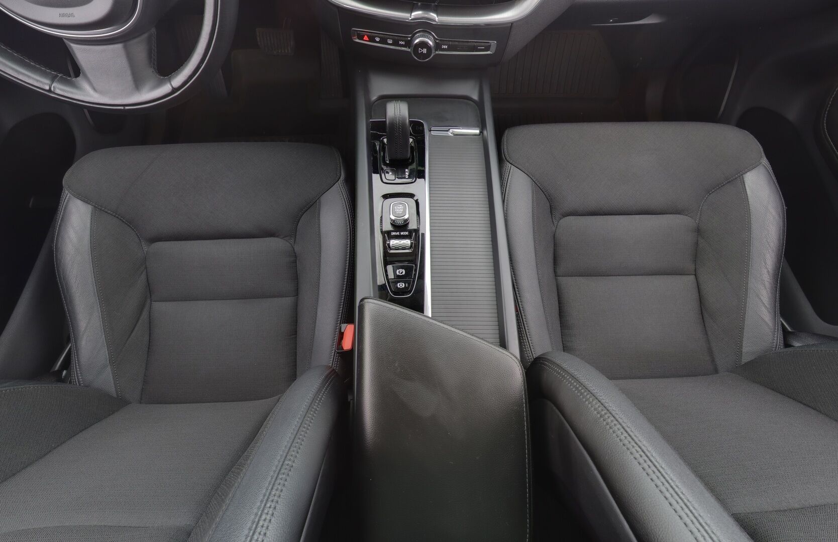 Volvo XC60 2020 T8 Recharge AWD Momentum aut. / Webasto / Panorama / Adapt.Vakkari / Vetokoukku / Peruutuskamera / Navi / Puolinahat / Nyt saatavilla!