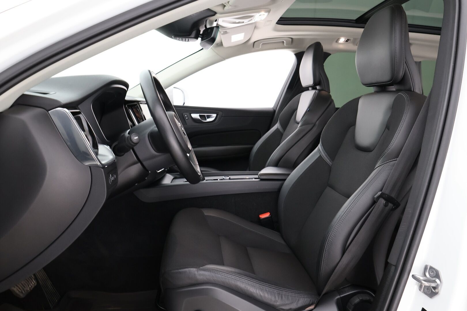 Volvo XC60 2020 T8 Recharge AWD Momentum aut. / Webasto / Panorama / Adapt.Vakkari / Vetokoukku / Peruutuskamera / Navi / Puolinahat / Nyt saatavilla!