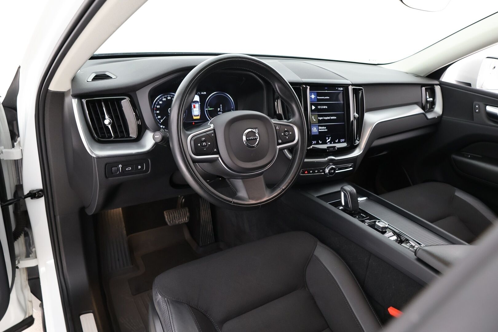 Volvo XC60 2020 T8 Recharge AWD Momentum aut. / Webasto / Panorama / Adapt.Vakkari / Vetokoukku / Peruutuskamera / Navi / Puolinahat / Nyt saatavilla!