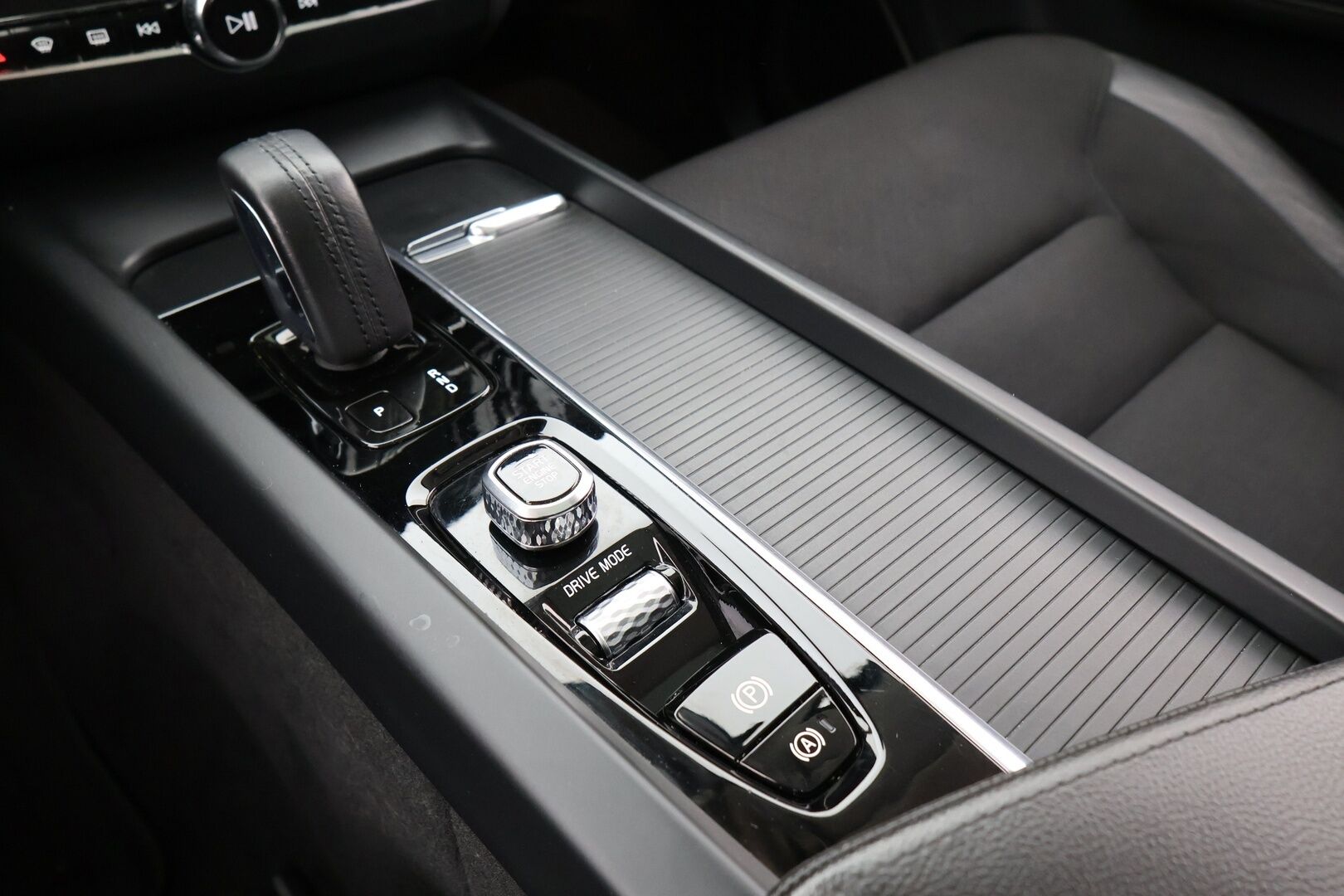 Volvo XC60 2020 T8 Recharge AWD Momentum aut. / Webasto / Panorama / Adapt.Vakkari / Vetokoukku / Peruutuskamera / Navi / Puolinahat / Nyt saatavilla!